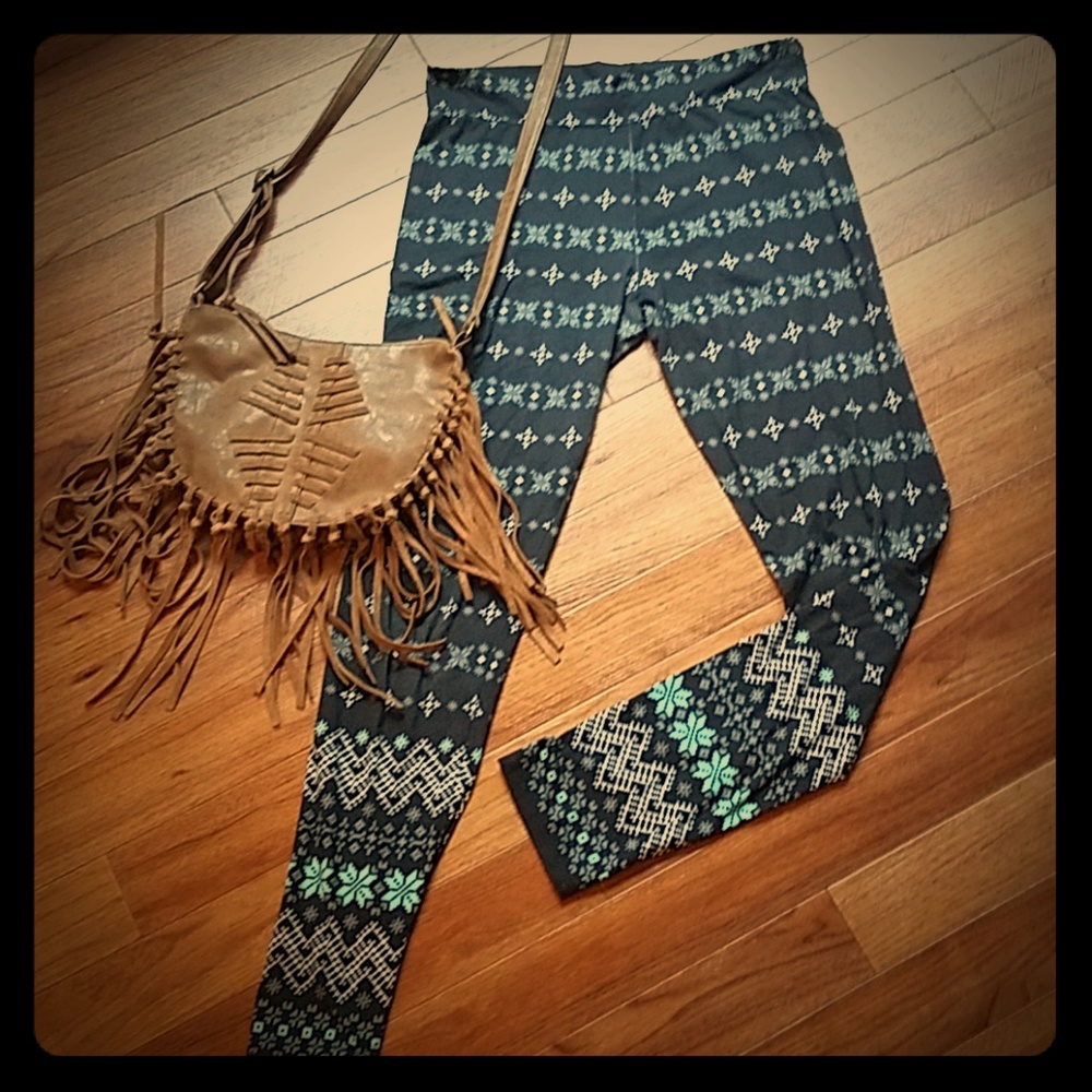 Cuddl Duds~super cute snowflake leggings.